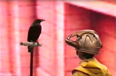 The knight speaks to a raven in the third series of El Rescate del Talisman.