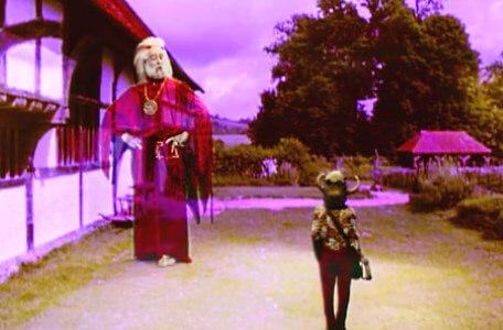Knightmare Series 6 Team 2. In a garden square, Sumayya summons a large apparition of Hordriss the Confuser.
